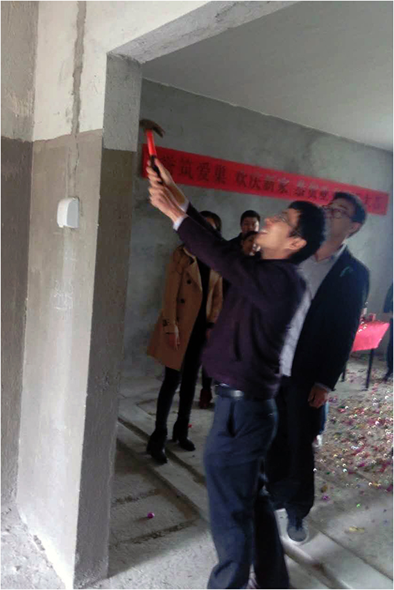 半山半業(yè)主海敲磚 半山半業(yè)主海敲磚