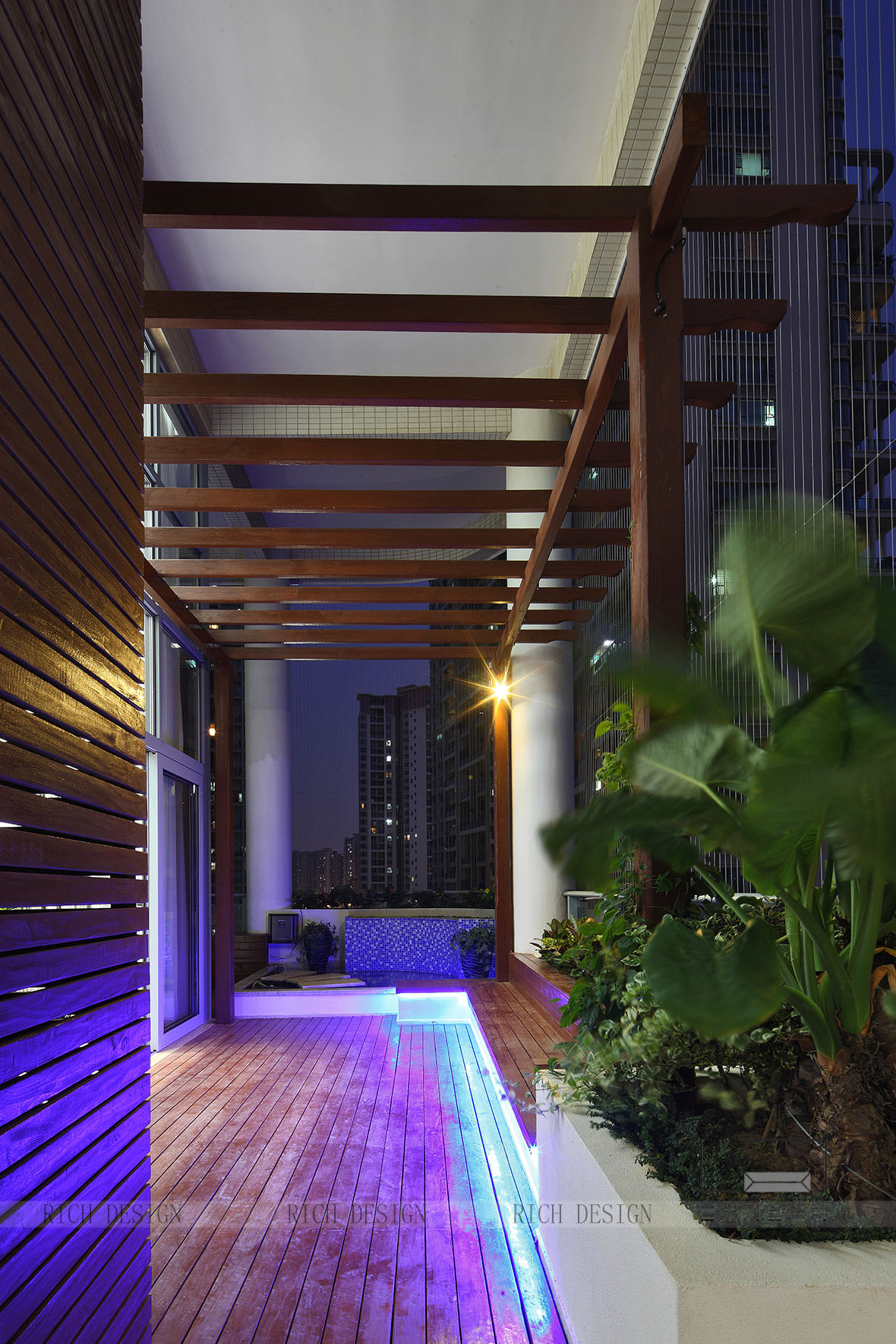 陽臺夜色.jpg 熙龍灣別墅陽臺夜色裝修欣賞圖