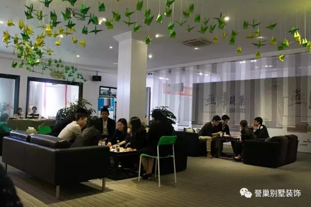 設(shè)計師與業(yè)主詳細(xì)講解設(shè)計方案 設(shè)計師給業(yè)主詳細(xì)講解設(shè)計方案