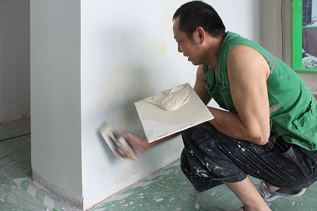 天鵝堡別墅師傅現場刷漆 天鵝堡別墅師傅現場刷漆