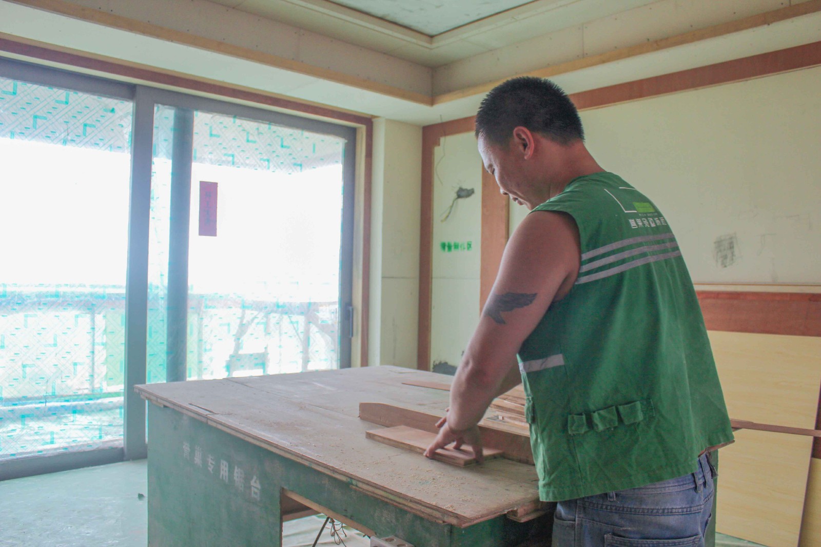 木板切割1.jpg 木板切割1.jpg