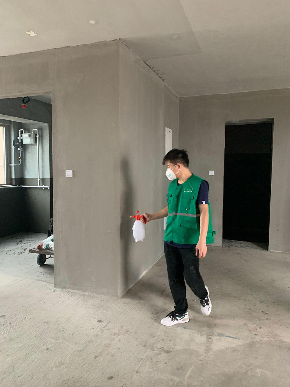 譽巢裝飾設(shè)計院員工在開工前消毒 譽巢裝飾設(shè)計院員工在開工前消毒